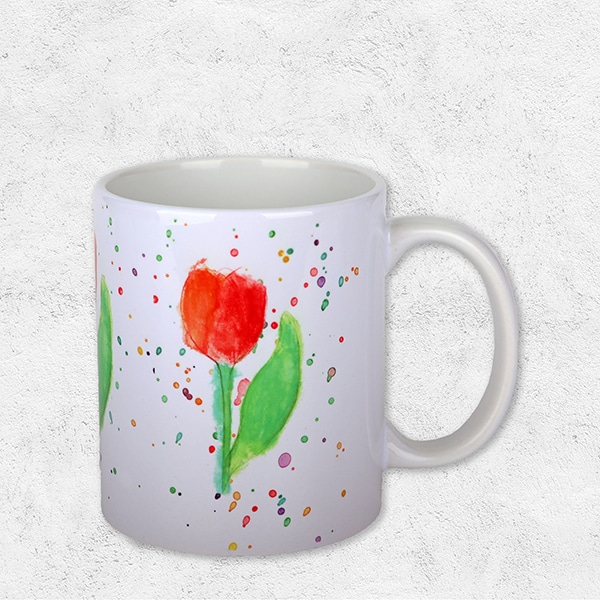 Eine Tasse, bedruckt mit Tulpen.