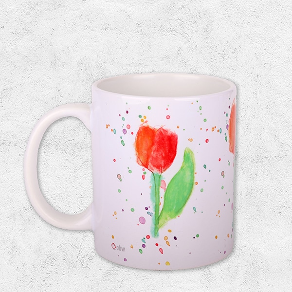 Eine Tasse, bedruckt mit Tulpen.