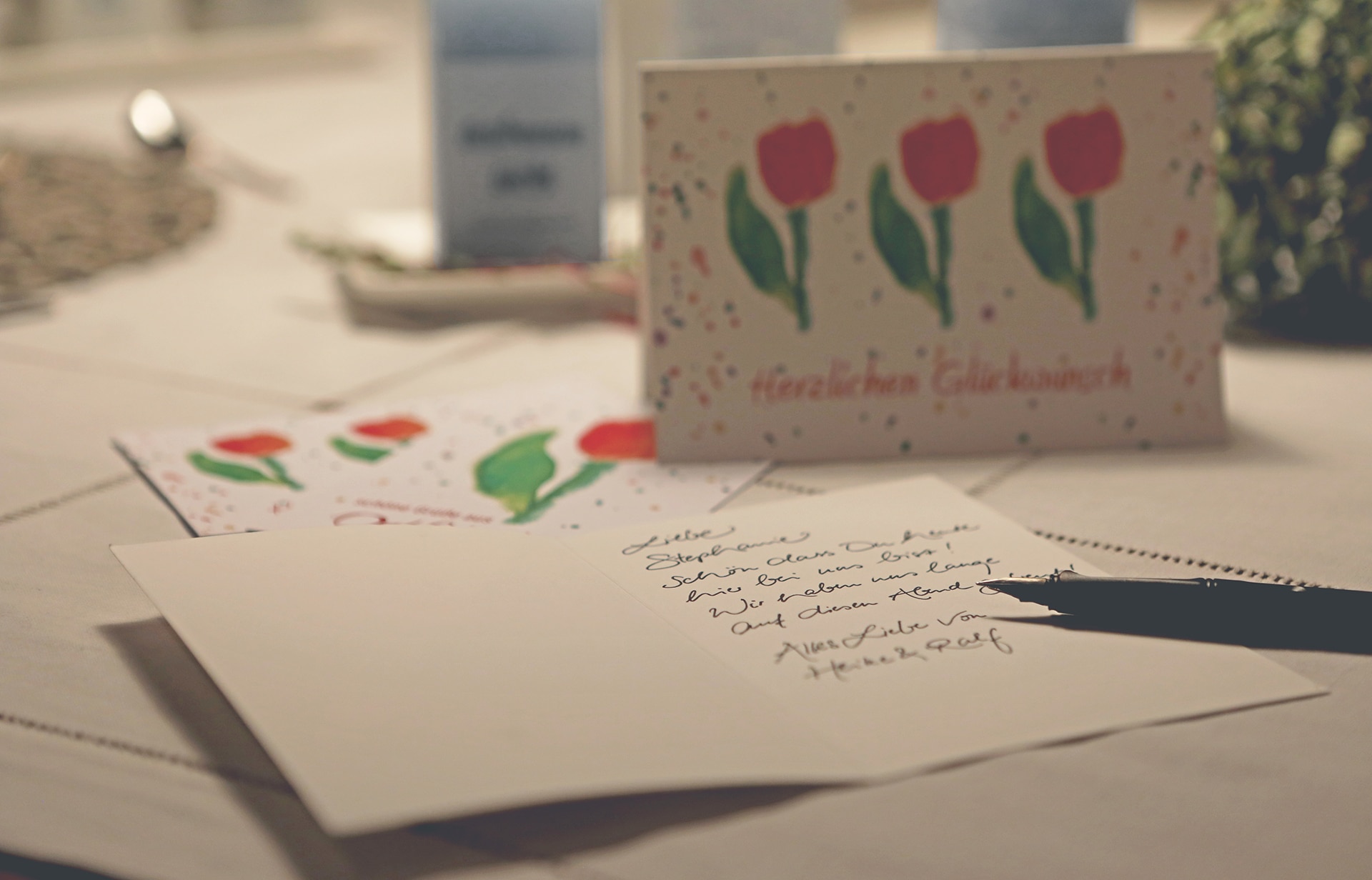 Klappkarte mit Motiv Tulpen, aufgeklappt, von Hand beschrieben.