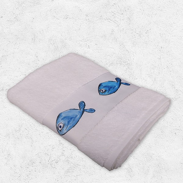 Ein Handtuch bedruckt mit Fischen, gefaltet.