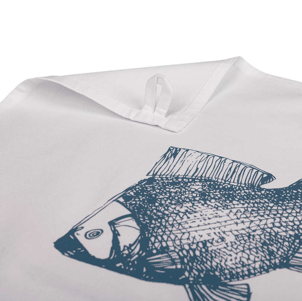 Eine Schlaufe von einem Geschirrtuch in der Farbe weiß bedruckt mit Fisch.