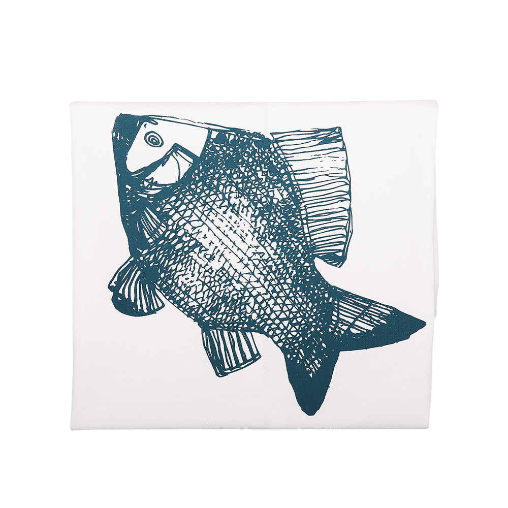 Ein Geschirrtuch in der Farbe weiß mit Fischmotiv, gefaltet.
