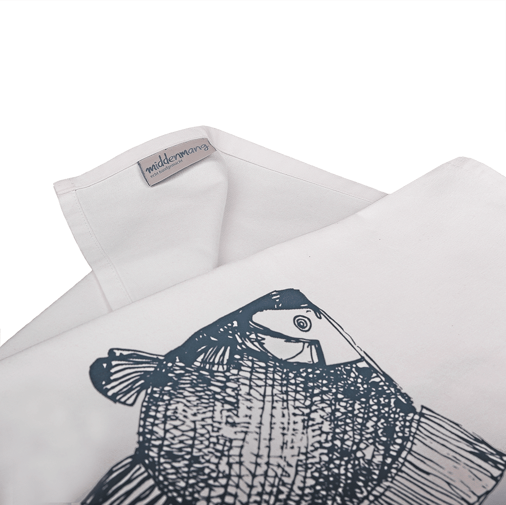 Ein Geschirrtuch in der Farbe weiß mit Fischmotiv, gefaltet mit Logo.