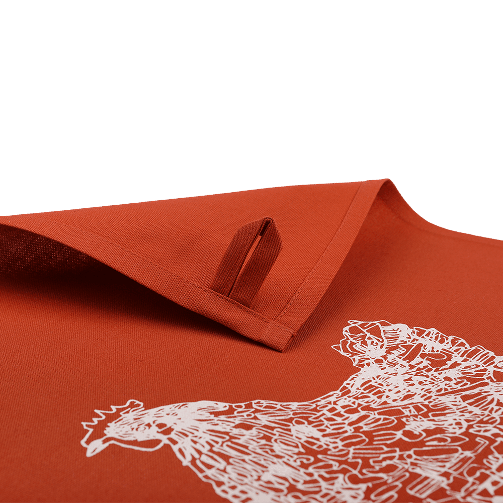 Eine Lasche zum Aufhängen eines Geschirrtuchs in der Farbe rost-orange, bedruckt mit einem Huhn.