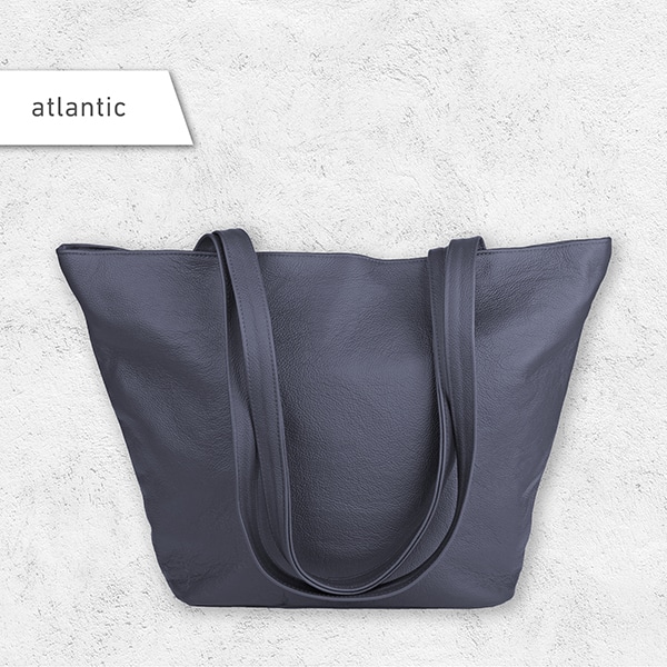 Eine Handtasche aus Leder in der Farbe atlantic.
