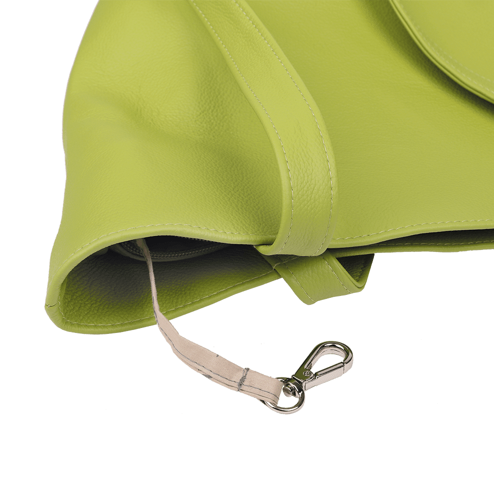 Eine Handtasche aus Leder in der Farbe apfelgrün mit zusätzlichem Karabinerhaken.