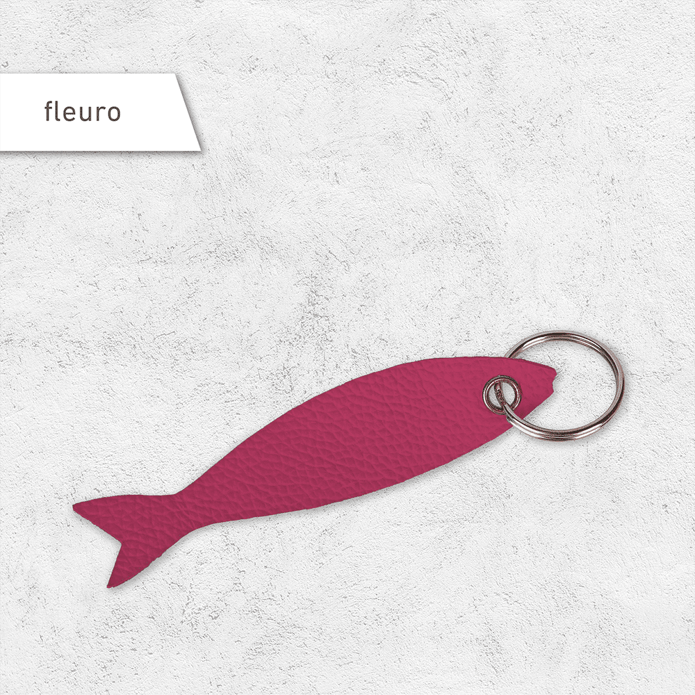 Ein Schlüsselanhänger in Fischform aus Leder in der Farbe fleuro.
