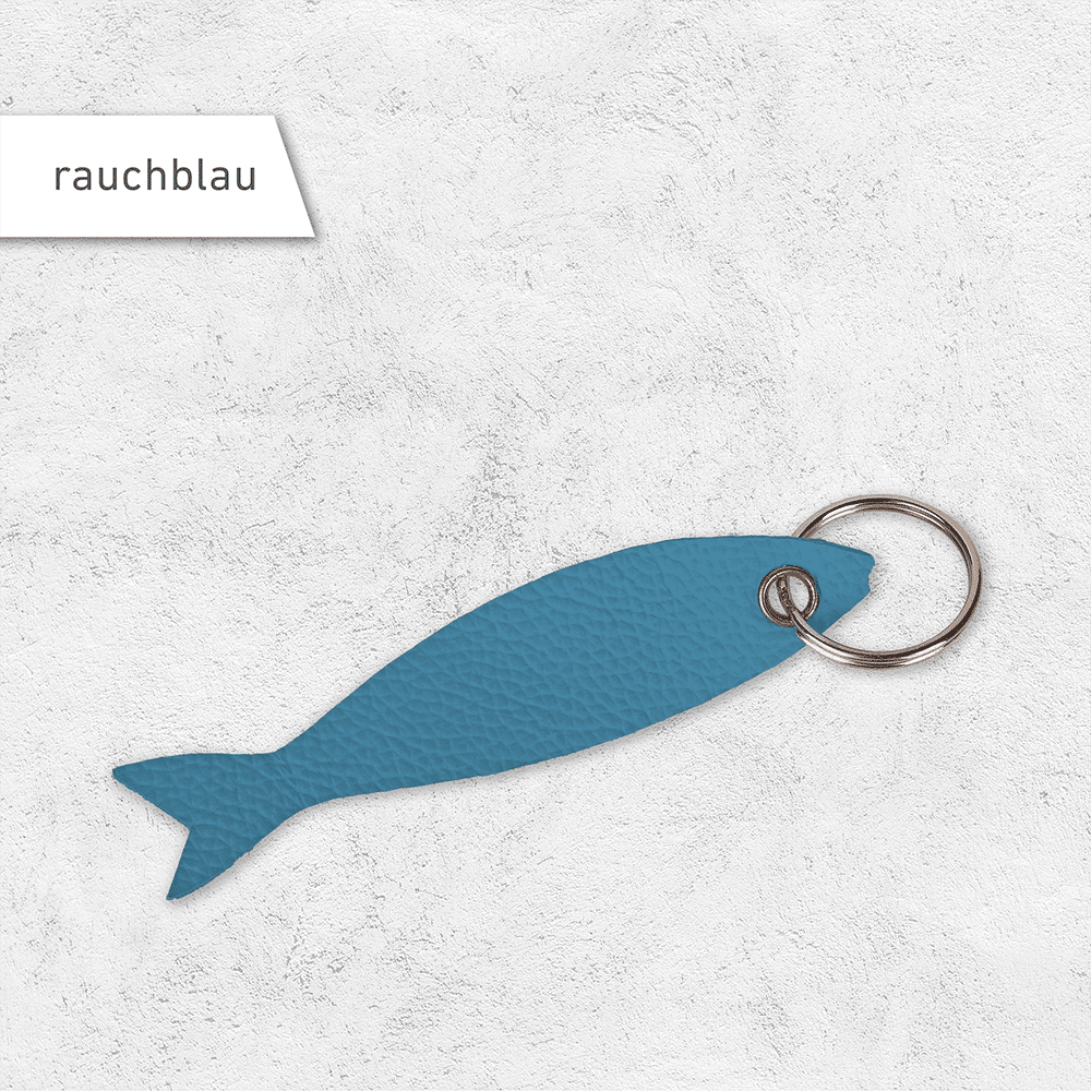 Ein Schlüsselanhänger in Fischform aus Leder in der Farbe rauchblau.