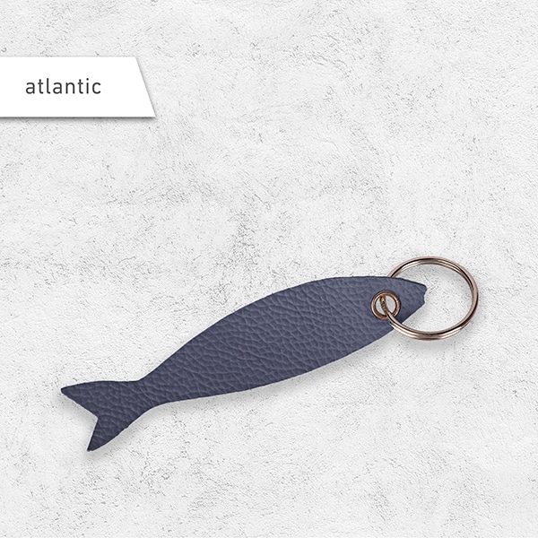Ein Schlüsselanhänger in Fischform aus Leder in der Farbe atlantic.