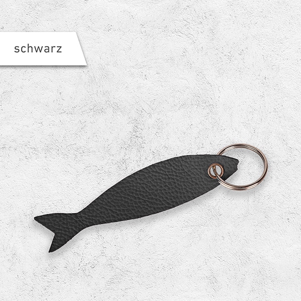 Ein Schlüsselanhänger in Fischform aus Leder in der Farbe schwarz.