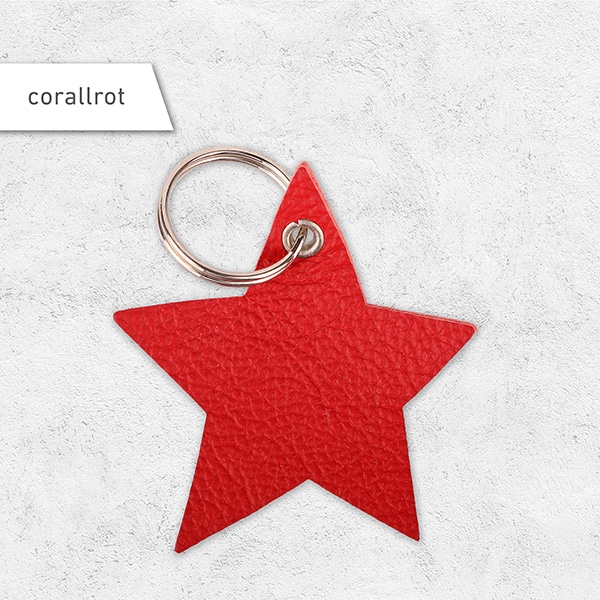 Ein Schlüsselanhänger in Sternenform aus Leder in der Farbe corallrot.