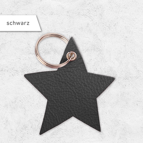 Ein Schlüsselanhänger in Sternenform aus Leder in der Farbe schwarz.