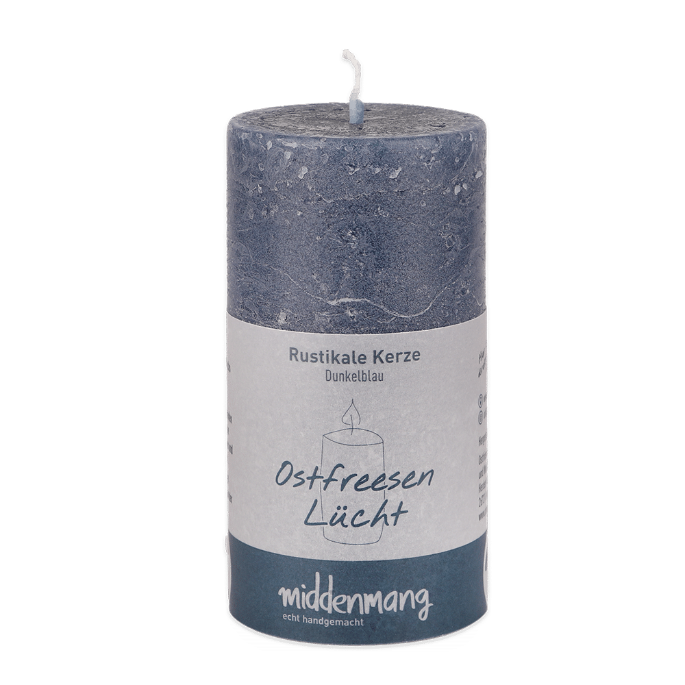 Eine rustikale runde Kerze mit der Aufschrift Ostfreesen Lücht in der Farbe dunkelblau.