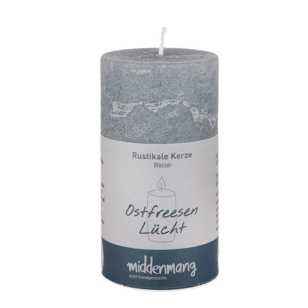 Eine runde rustikale Kerze in der Farbe Wasser mit der Aufschrift Ostfreesen Lücht.