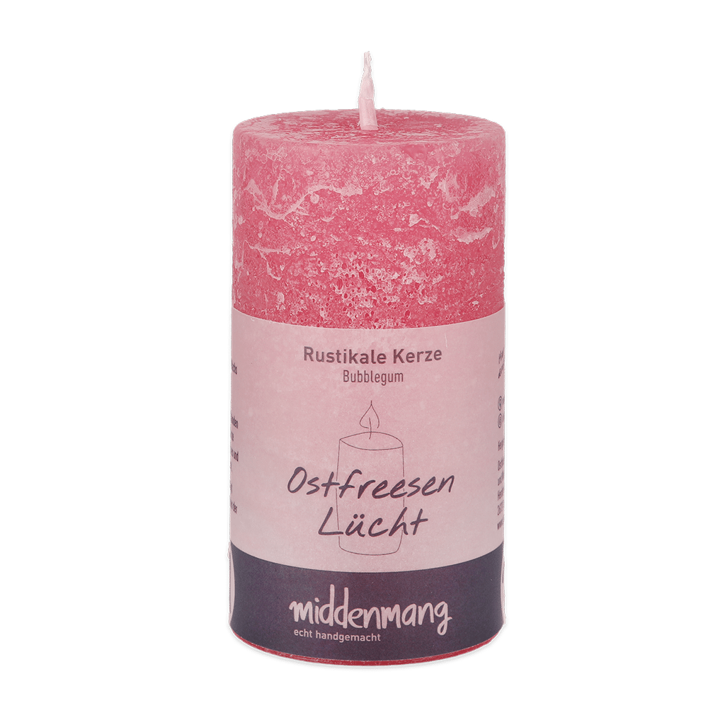 Eine runde rustikale Kerze in der Farbe Bubblegum mit der Aufschrift Ostfreesen Lücht.