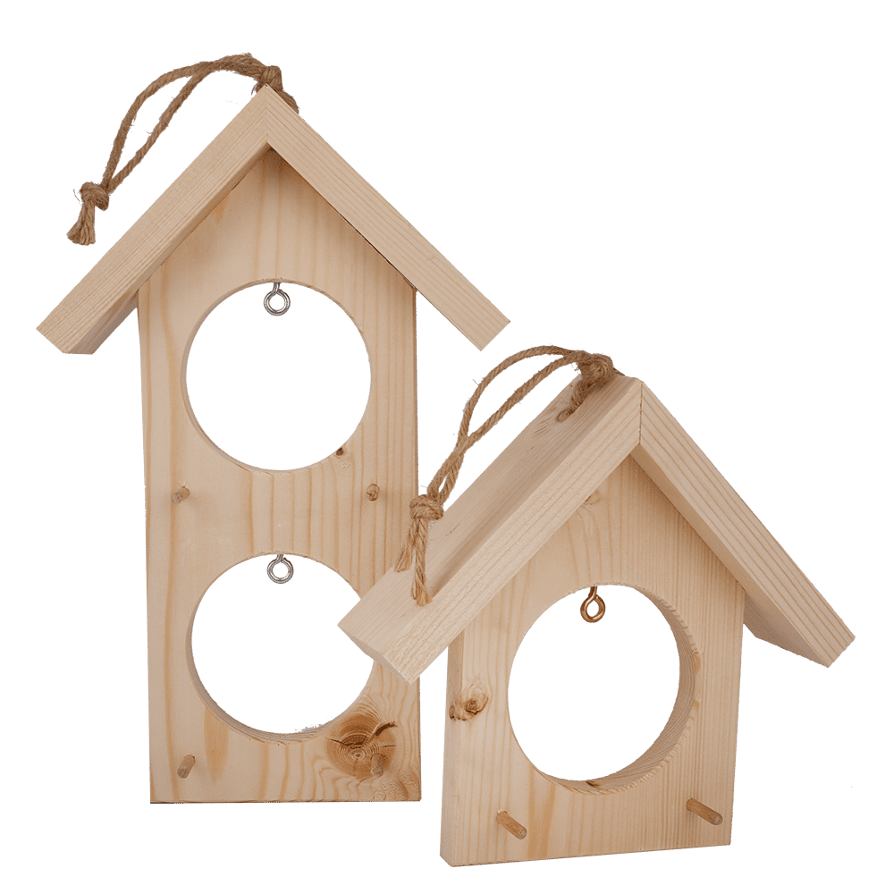 Zwei Vogelfutterhäuser aus Holz mit einem oder zwei Löchern für Meisenknödel.