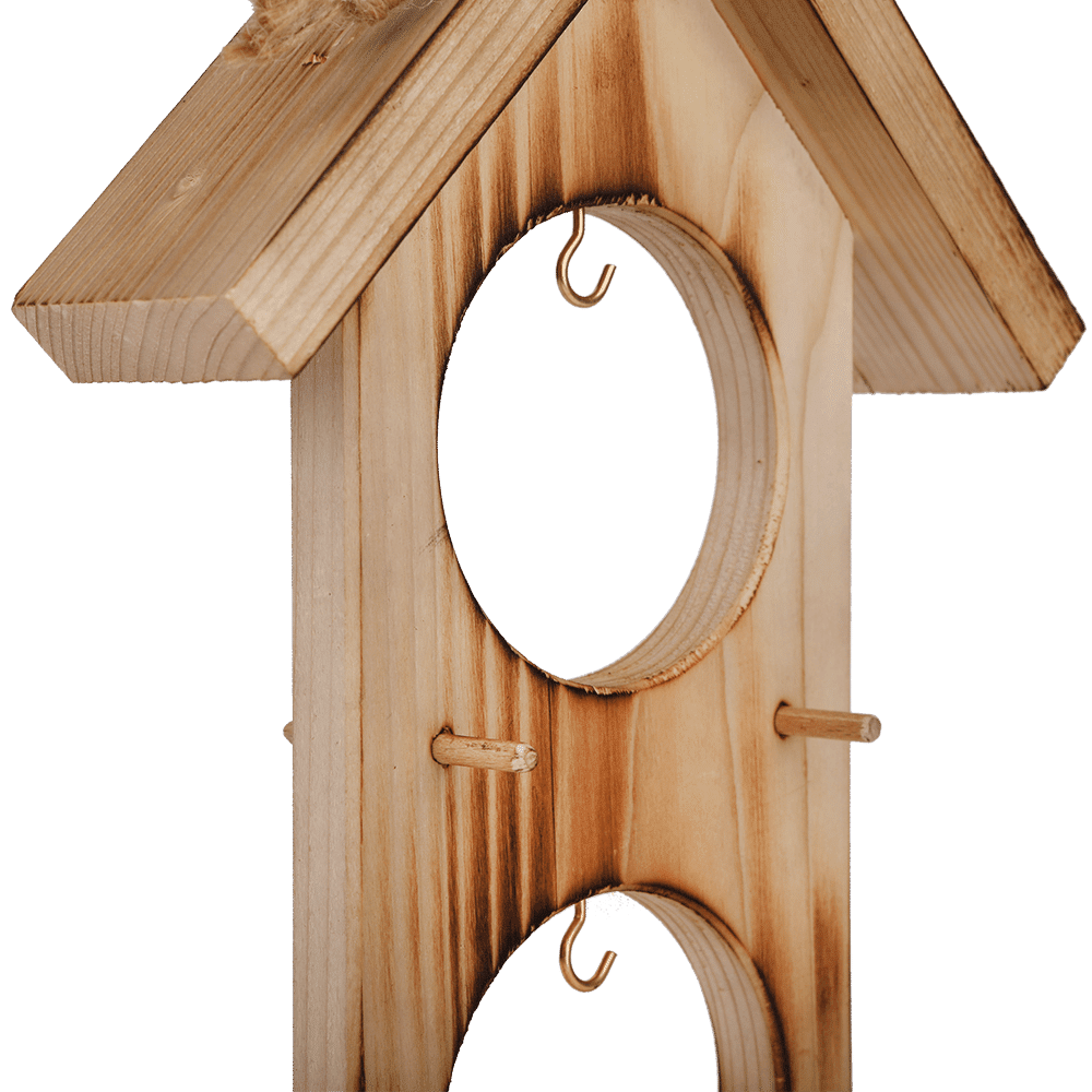 Vogelfutterhaus aus Holz mit zwei Löchern für Meisenknödel, abgeflammt.