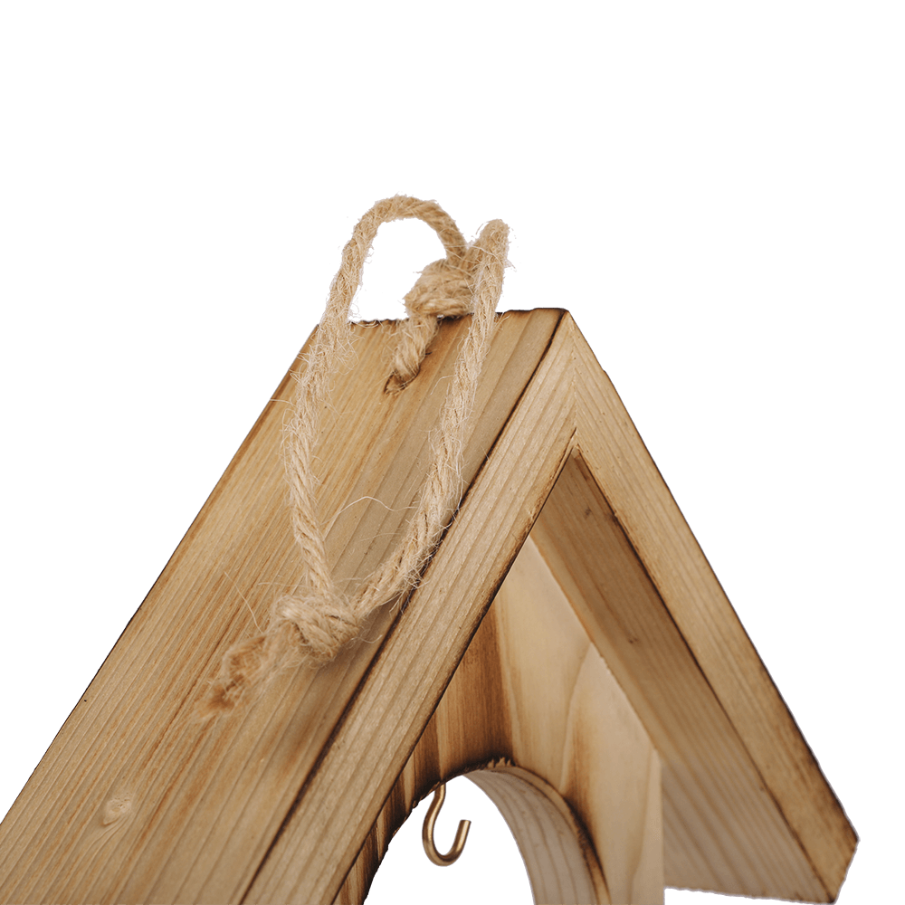 Vogelfutterhaus aus Holz. Am Dach ist ein Band befestigt.
