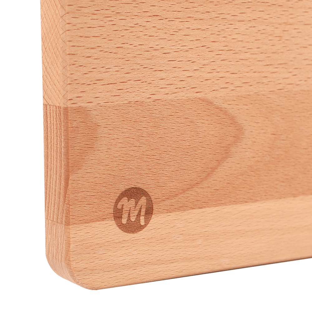 Frühstücksbrett aus Holz mit kleinem middenmang-Logo.