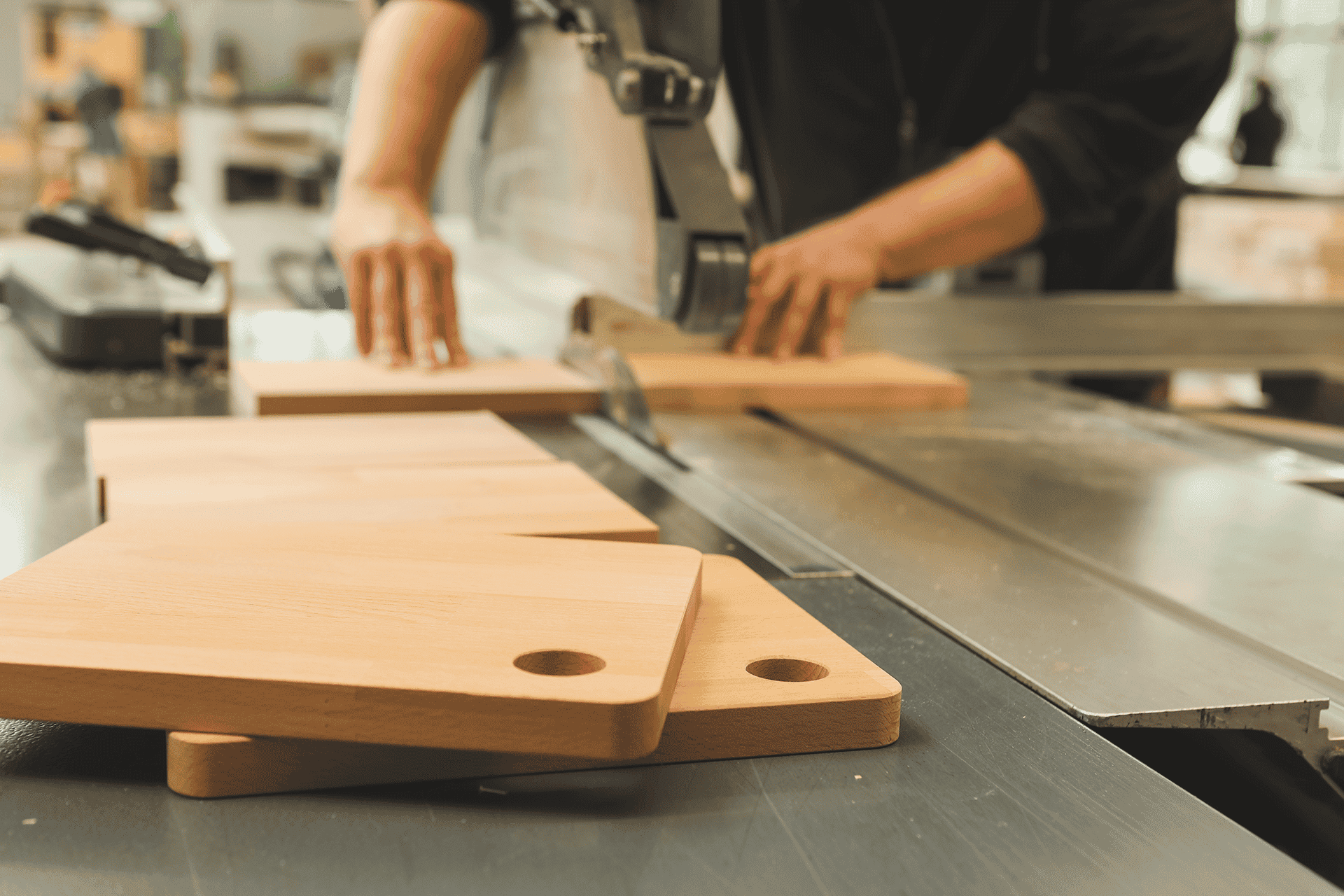 Servierbretter und Brotbretter aus Holz bei der Herstellung.