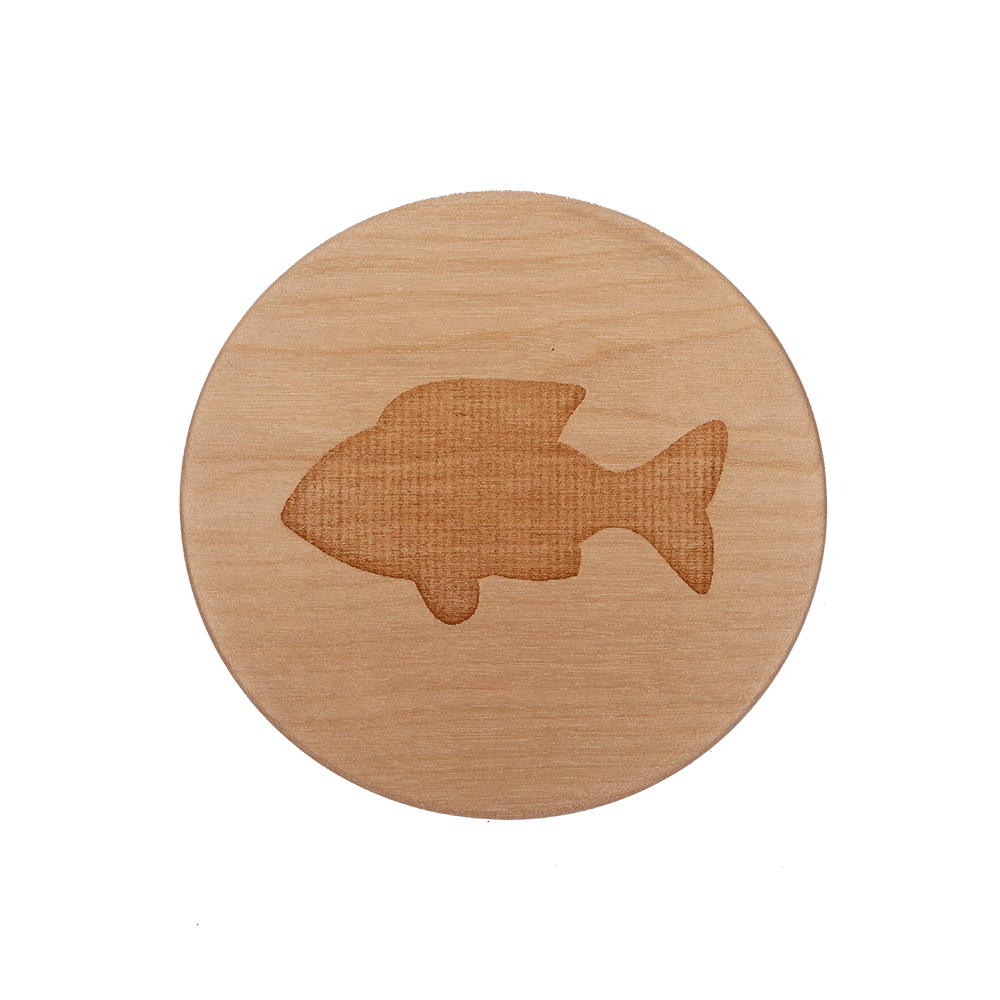Untersetzer aus Holz mit Fisch-motiv.