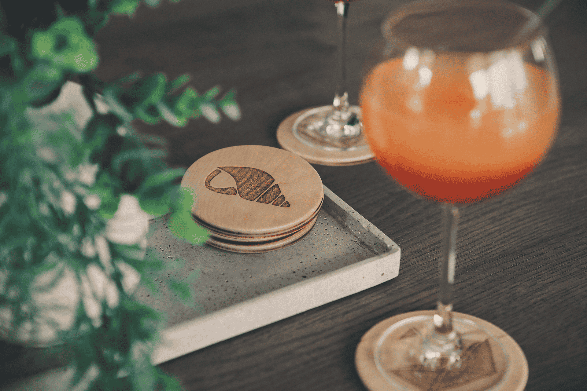 Untersetzer aus Holz mit Muschel-motiv auf dekoriertem Tisch.