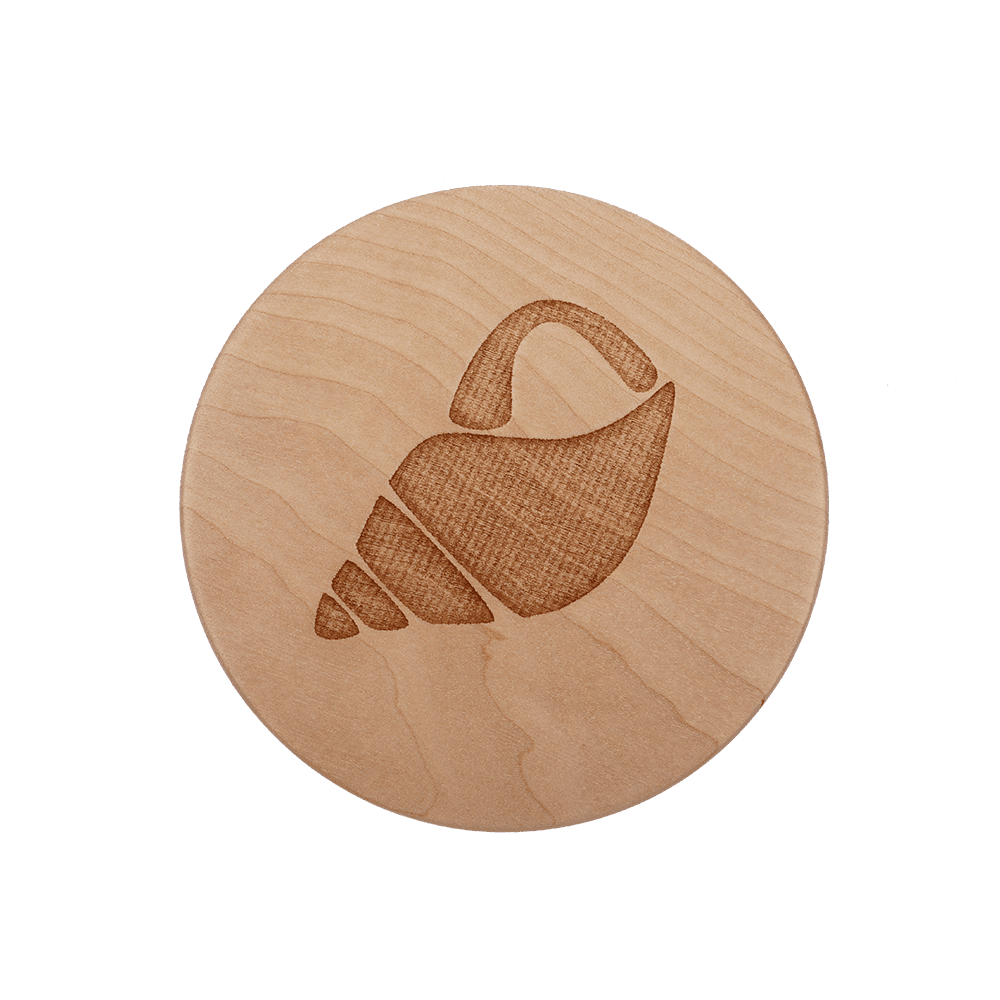 Untersetzer aus Holz mit Muschel-motiv.