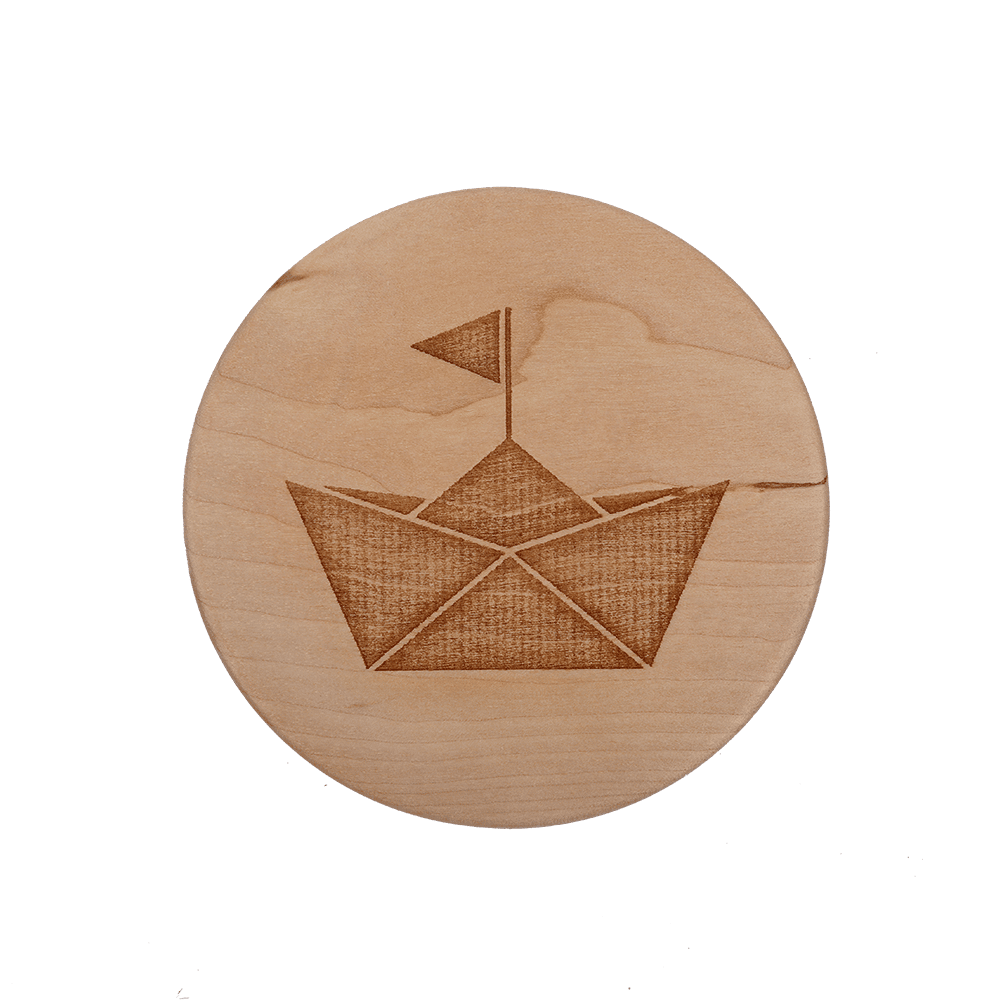 Untersetzer aus Holz mit Papierschiff-motiv.