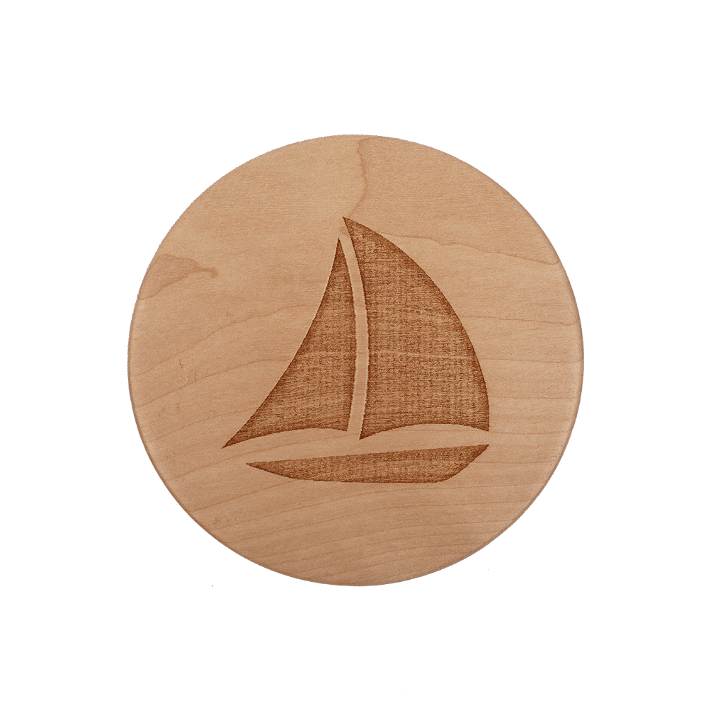Untersetzer aus Holz mit Segelboot-motiv.
