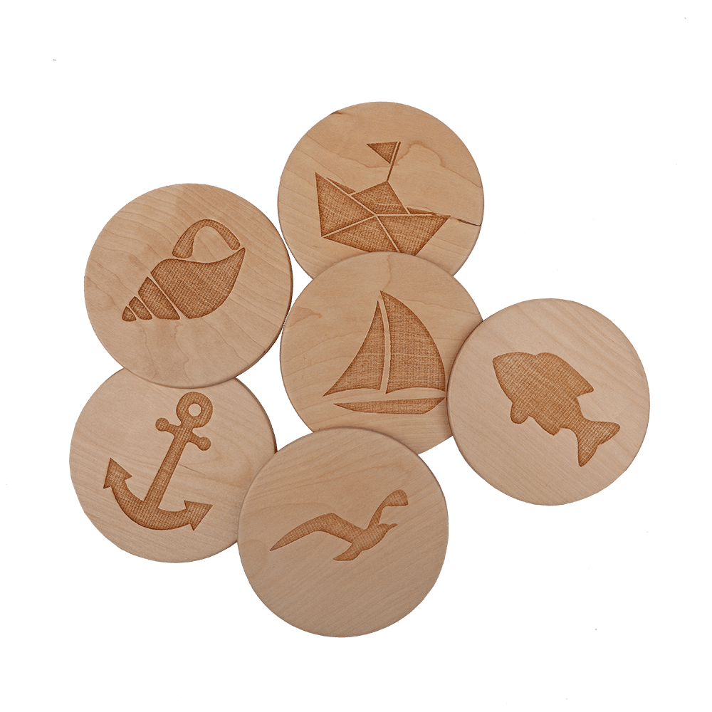 Unterschiedliche Untersetzer aus Holz mit maritimen Motiven.