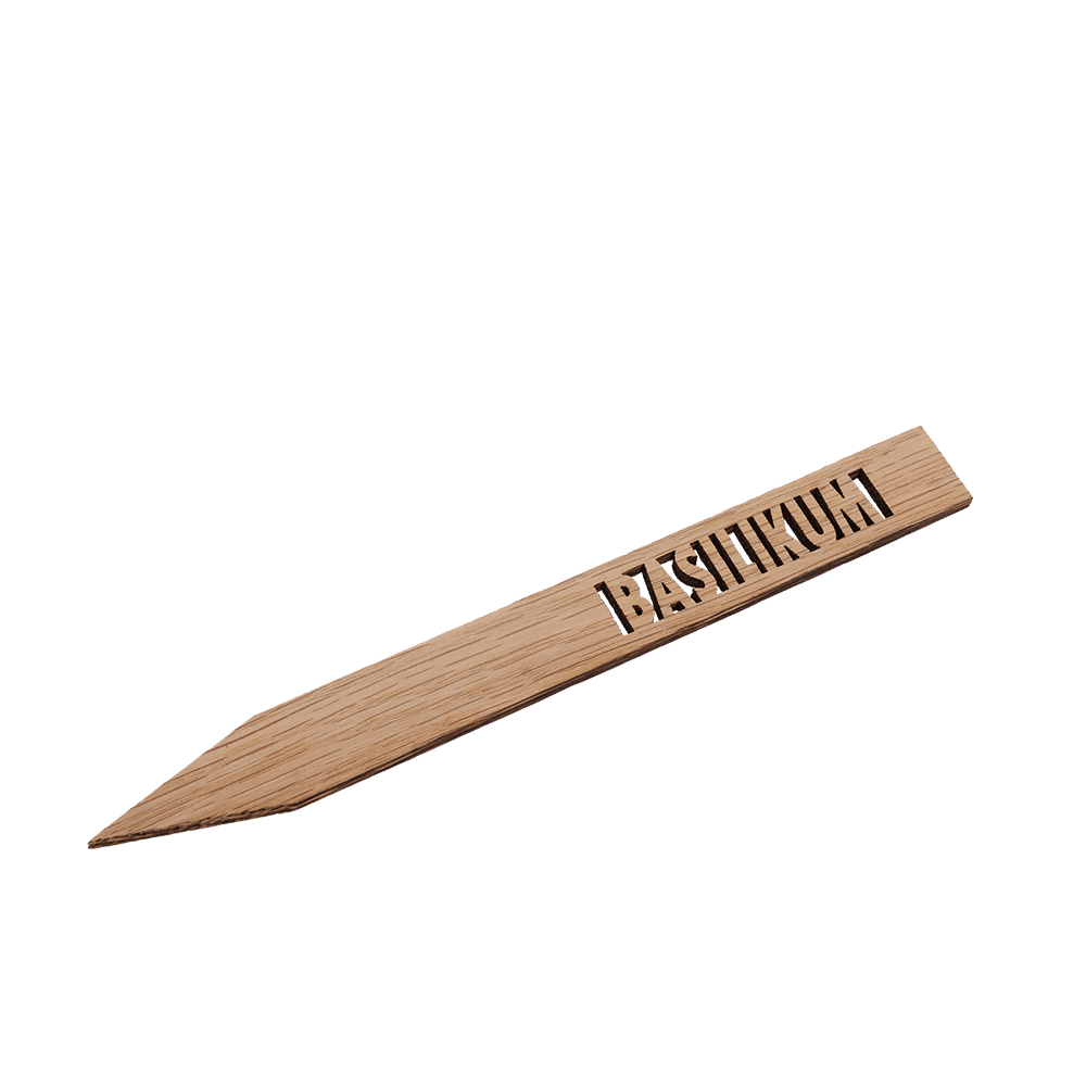 Ein Pflanzenschild aus Holz der Variante Basilikum.