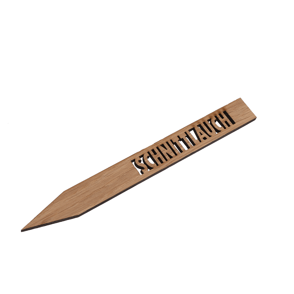 Ein Pflanzenschild aus Holz der Variante Schnittlauch.