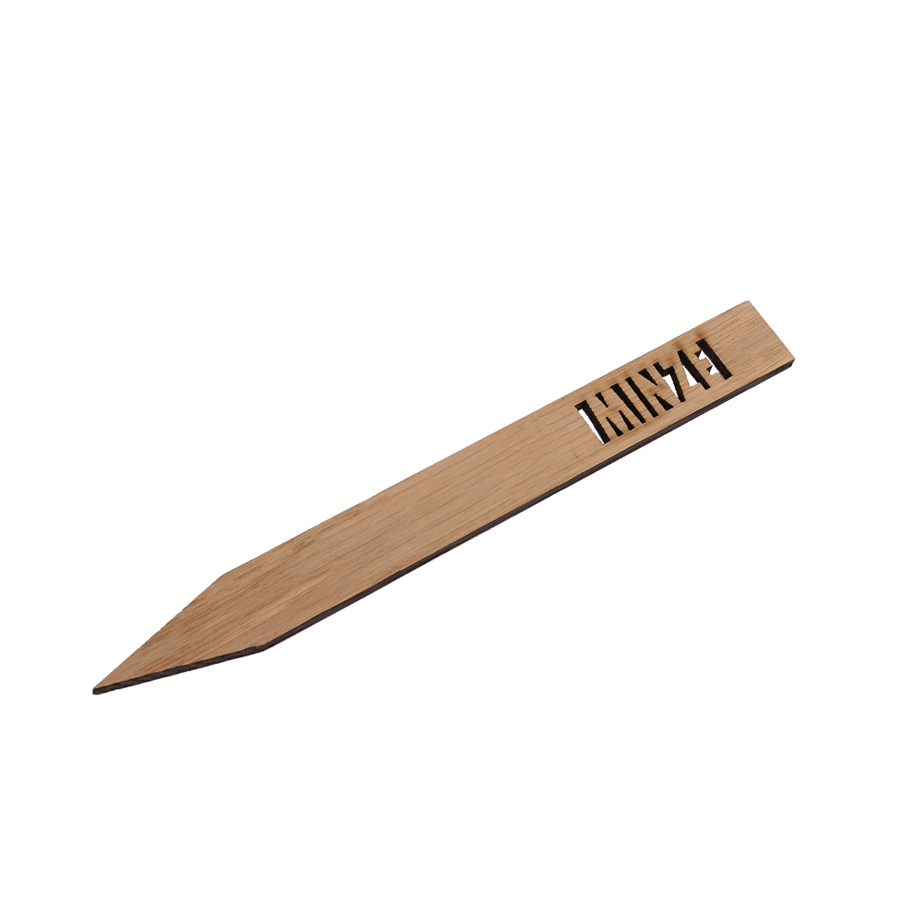 Ein Pflanzenschild aus Holz der Variante Minze.
