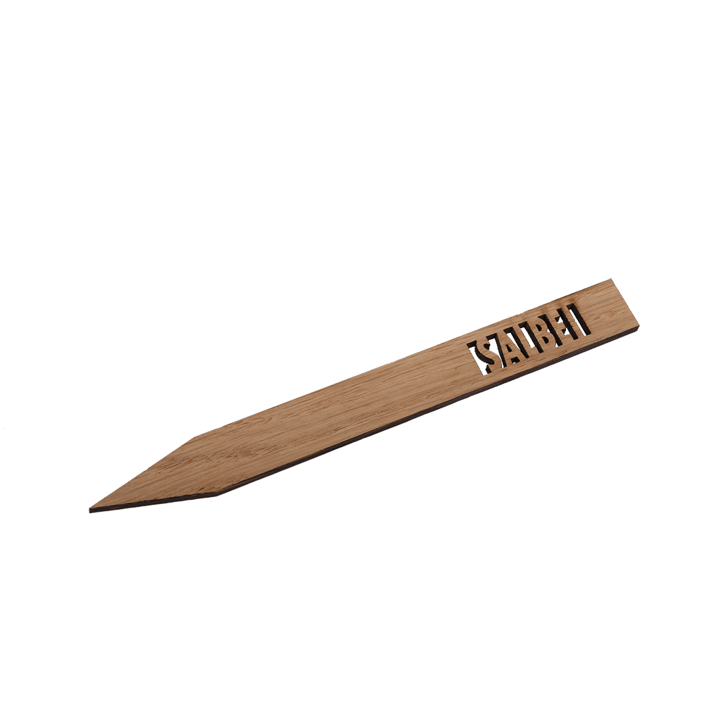 Ein Pflanzenschild aus Holz der Variante Salbei.