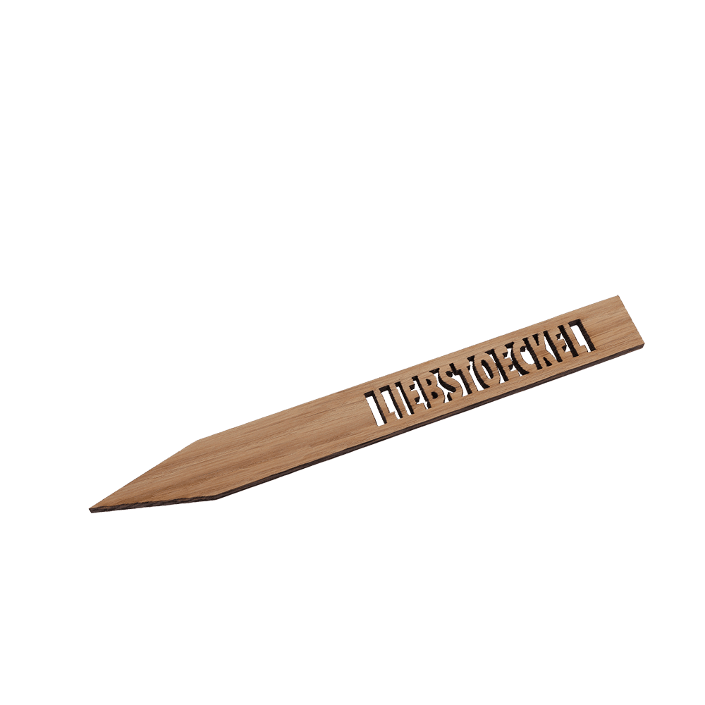 Ein Pflanzenschild aus Holz der Variante Liebstöckel.