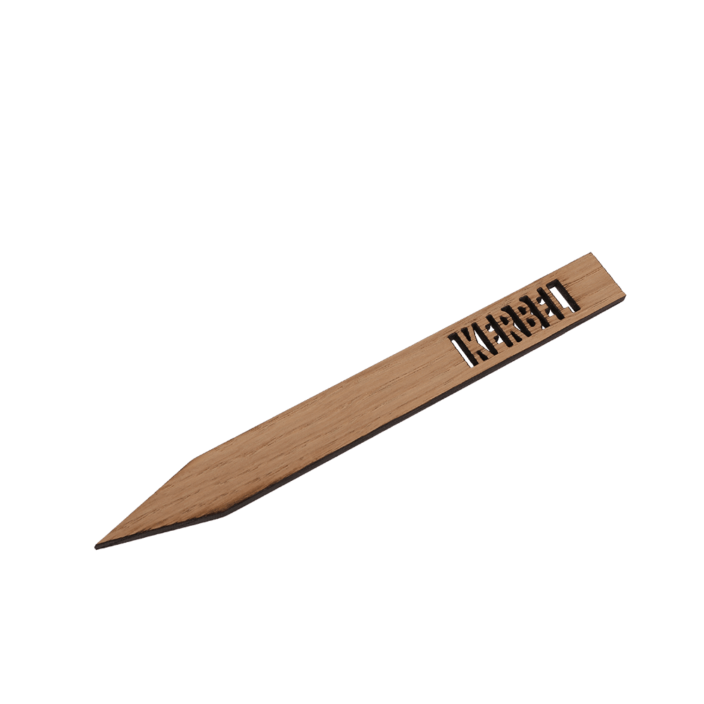 Ein Pflanzenschild aus Holz der Variante Kerbel.