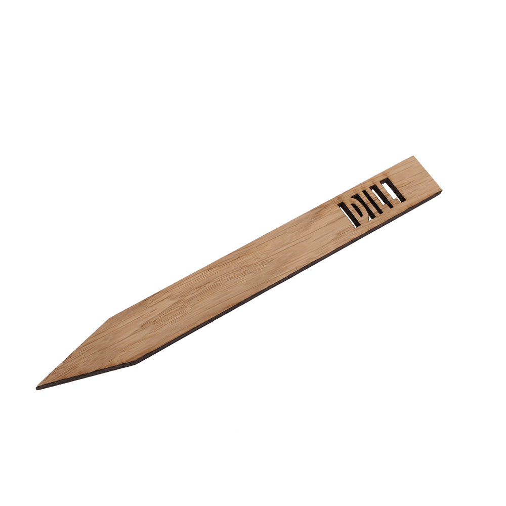 Ein Pflanzenschild aus Holz der Variante Dill.