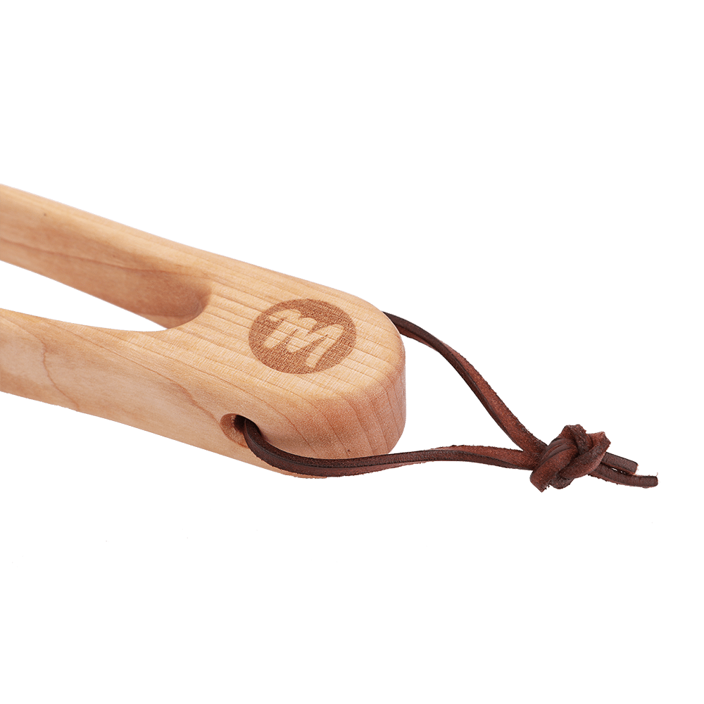 Grillzange aus Holz mit Logo und Lederband.