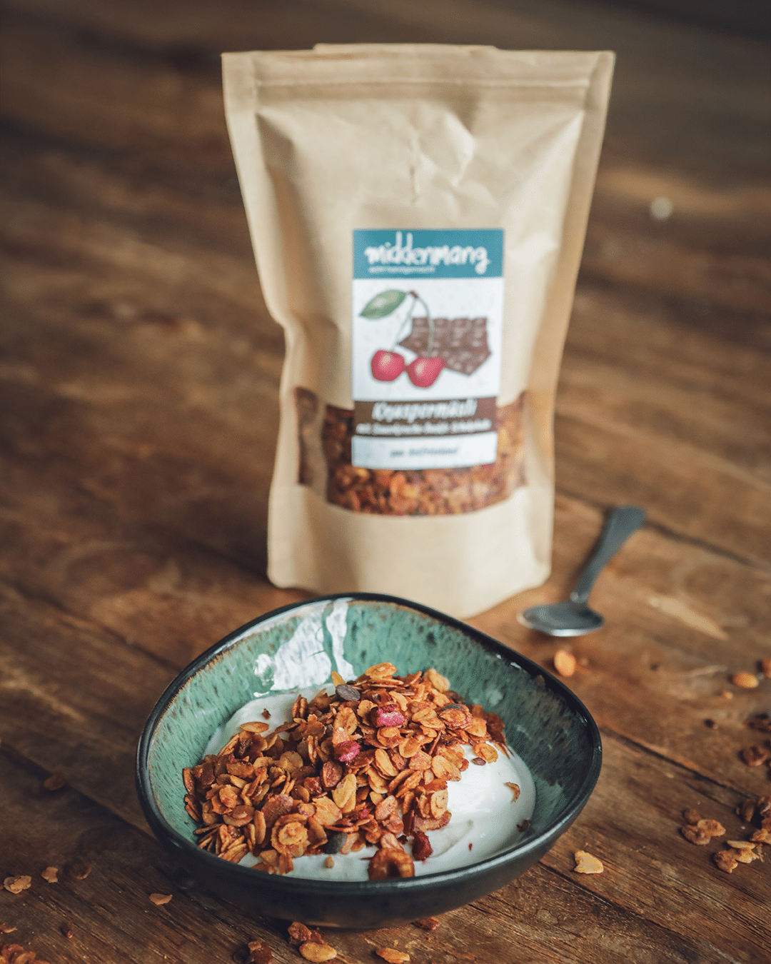 Knuspermüsli mit Sauerkirsche-Dunkle Schokolade in einer Schale mit Joghurt.