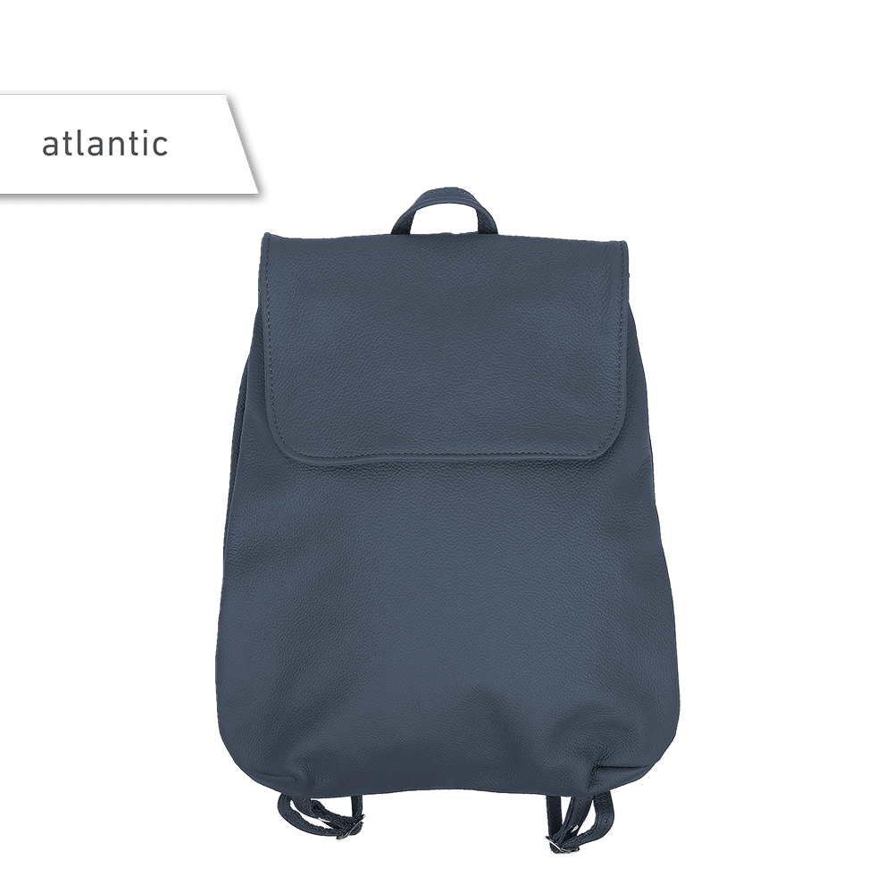 Ein kleiner Rucksack in der Farbe atlantic.