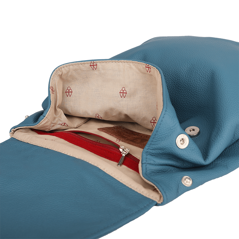 Ein kleiner Rucksack aus Leder in der Farbe rauchblau, geöffnet.