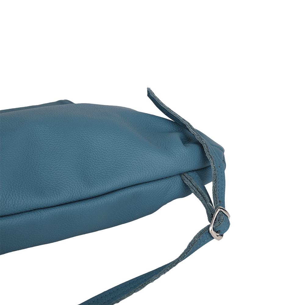 Der Riemen eines kleinen Rucksacks aus Leder in der Farbe rauchblau.