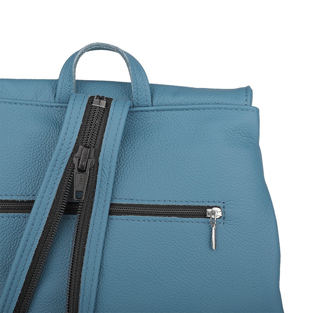 Der Riemen eines kleinen Rucksacks aus Leder in der Farbe rauchblau.