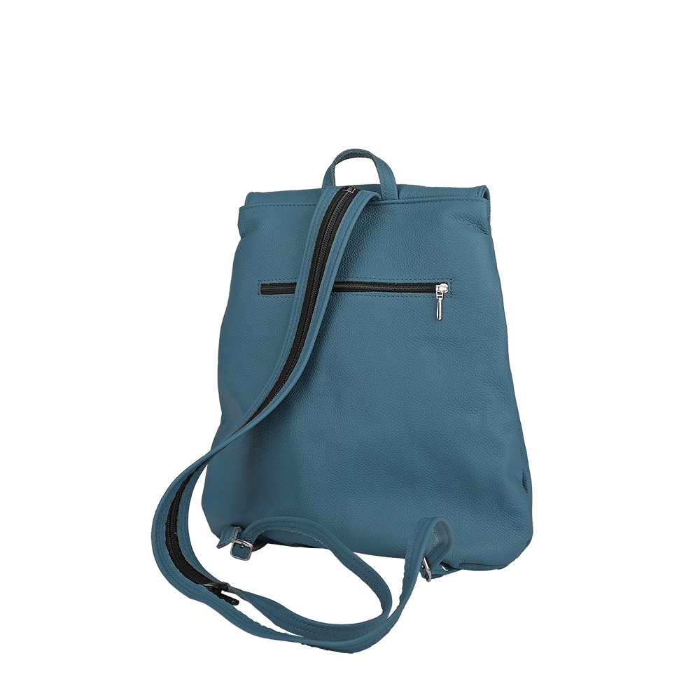 Der Riemen eines kleinen Rucksacks aus Leder in der Farbe rauchblau.