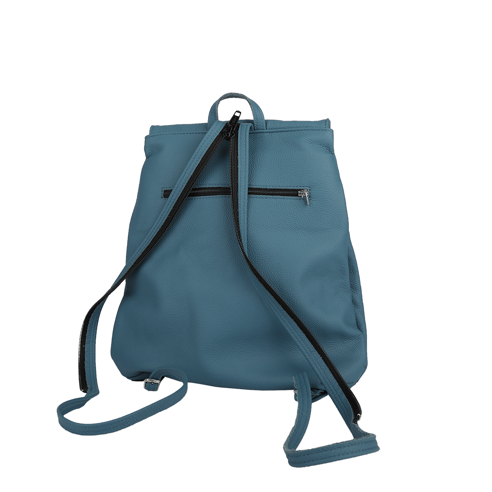 Der Riemen eines kleinen Rucksacks aus Leder in der Farbe rauchblau.
