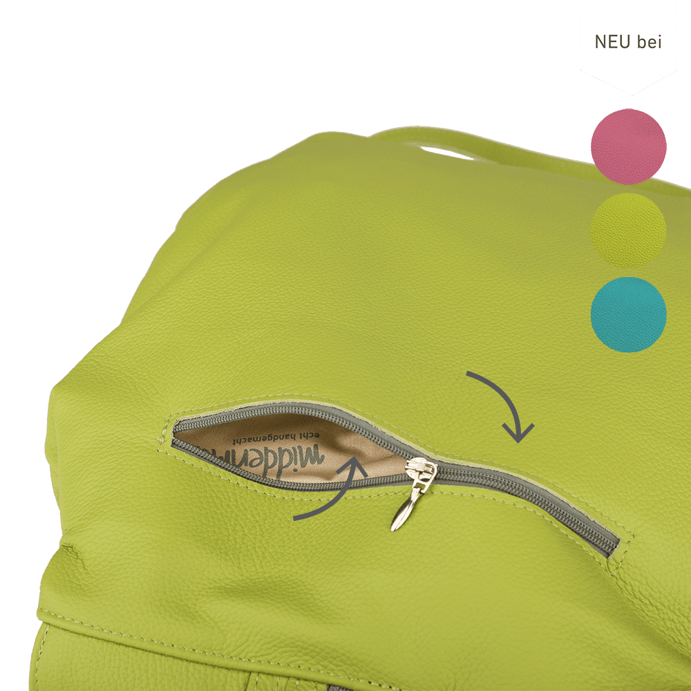 Ein extra Fach eines Rucksacks aus Leder in der Farbe apfelgrün.