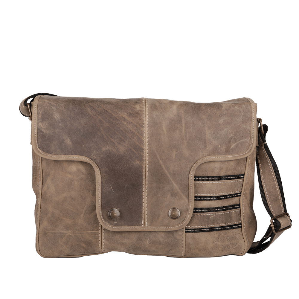 Große beige Tasche aus Leder mit schwarzen Stofflinien sowie zwei messingfarbenen Knopfverschlüssen und Gurt zum Umhängen.