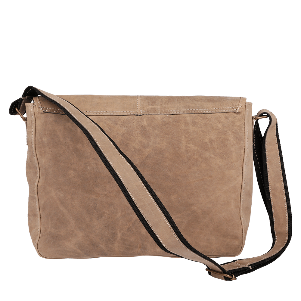 Rückseite einer Umhängetasche aus Leder in der Farbe beige.