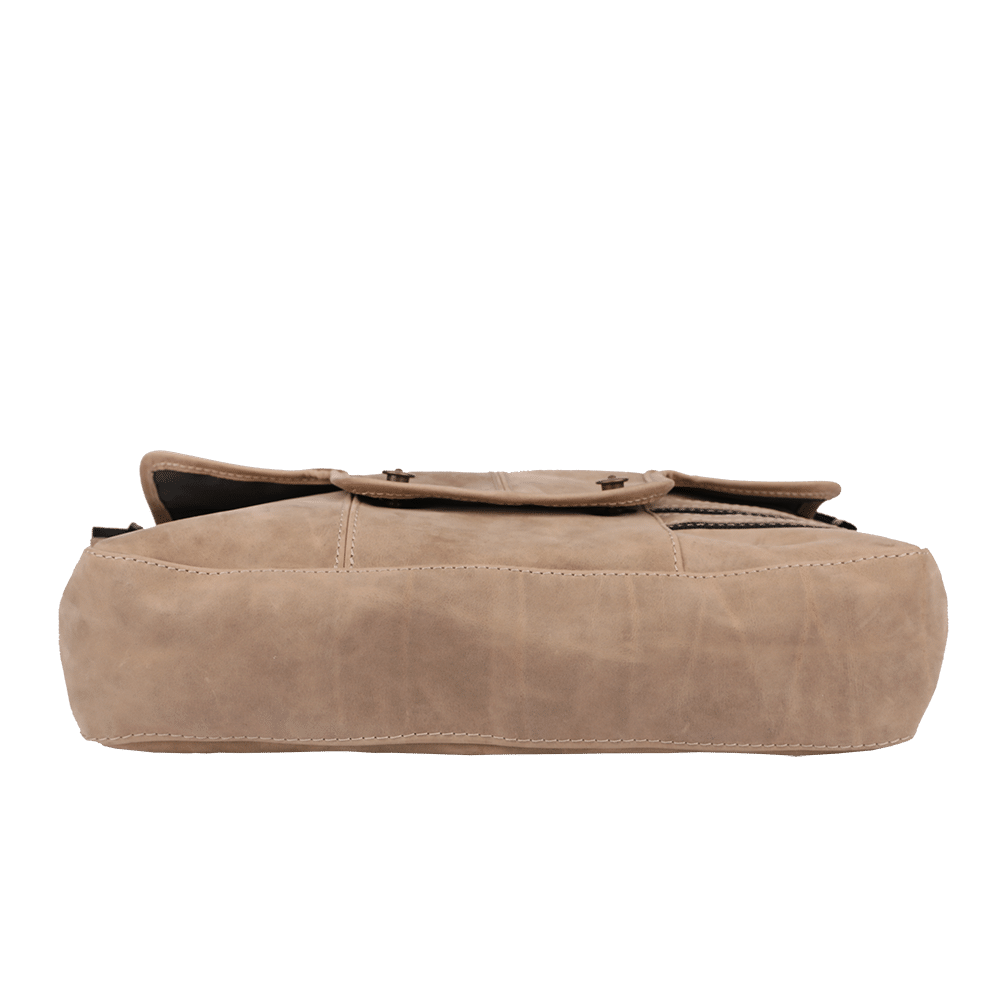 Boden einer Umhängetasche aus Leder in der Farbe beige.