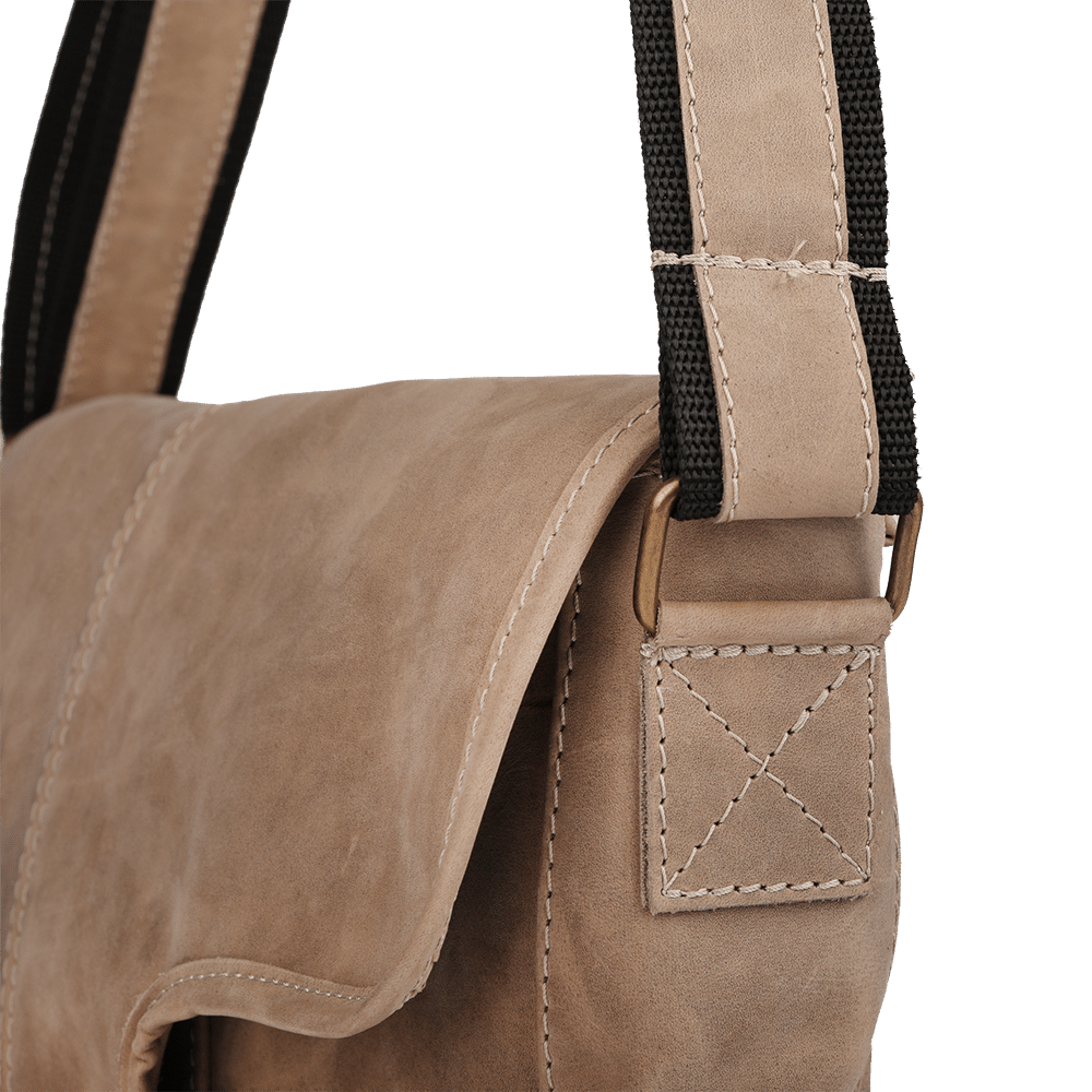 Schnalle einer Umhängetasche aus Leder in der Farbe beige.